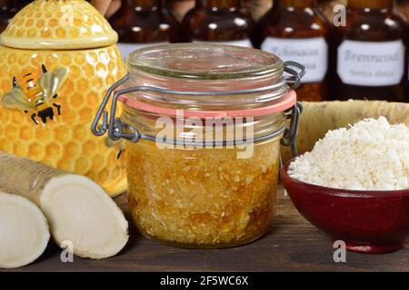 Produzione sciroppo di rafano (Cochlearia armoracia) con miele, rafano Foto Stock
