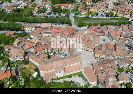 Vista aerea del villaggio di montagna Sospel a un'altitudine Di 350 m al fiume Bevera al bordo Del Parco Nazionale del Mercantour ai francesi Foto Stock