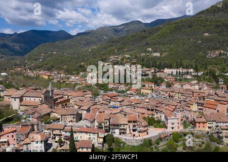 Vista aerea del villaggio di montagna di Sospel sul fiume Bevera ai margini del Parco Nazionale del Mercantour, dipartimento delle Alpi Marittime, Provenza Foto Stock