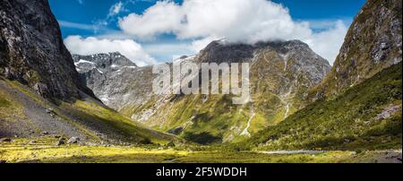 Lato ovest del tunnel di Omero, Parco Nazionale di Fiordland, Nuova Zelanda Foto Stock