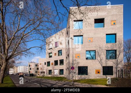 Edificio del campus della scuola Bildungslandschaft Altstadt Nord (BAN) vicino al parco Klingelpuetz, architetto Gernot Schulz, Colonia, Germania Gebaeude d Foto Stock