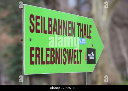 Thale, Germania. 28 Marzo 2021. Un cartello per le funivie e il mondo dell'avventura si trova nel parco termale. Il distretto di Harz progetta dal 06.04.2021 in luoghi turistici del distretto l'apertura di gastronomia all'aperto, al dettaglio e strutture turistiche per il tempo libero. La base di questo progetto è un progetto pilota attualmente in fase di sviluppo. Con l'inclusione di centri di test e l'app PassGo sviluppata a Halberstadt, questo sarebbe un primo passo verso la normalità. Credit: Matrhias Bein/dpa-Zentralbild/dpa/Alamy Live News Foto Stock