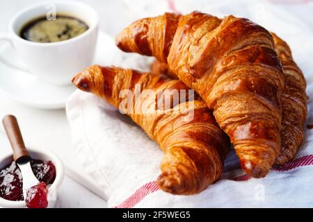 Croissant fresco fatto in casa servito con marmellata, fuoco selettivo Foto Stock