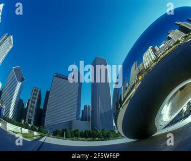 2004 RIFLESSIONI STORICHE NELLA SCULTURA DELLA NUVOLA (©ANISH KAPOOR 2004) MILLENNIUM PARK E LO SKYLINE DEL CENTRO DI CHICAGO, ILLINOIS, STATI UNITI Foto Stock