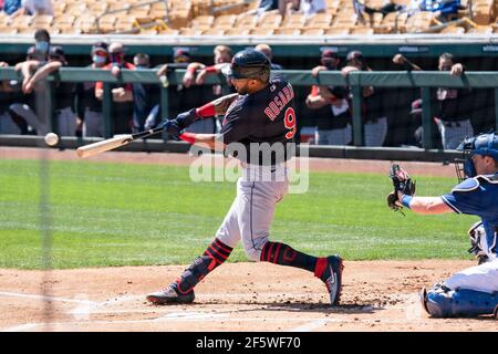 Gli Indiani di Cleveland hanno lasciato il fielder Eddie Rosario (9) durante una partita di allenamento primaverile contro i Los Angeles Dodgers, sabato 27 marzo 2021, a Phoe Foto Stock