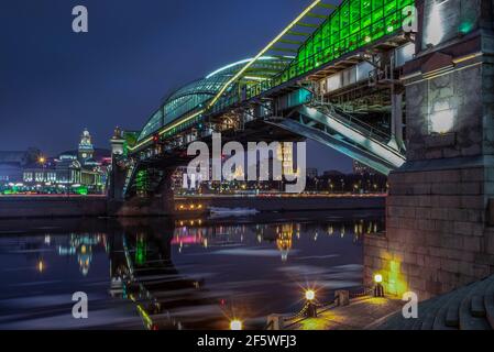 Vista del colorato ponte Bogdan Khmelnitsky illuminato di notte Riflettendo nel fiume Moskova di notte Foto Stock