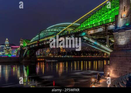 Vista del colorato ponte Bogdan Khmelnitsky illuminato di notte Riflettendo nel fiume Moskova di notte Foto Stock