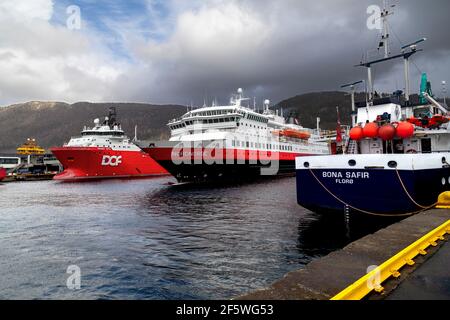 Traghetto costiero per passeggeri Nordnorge che lascia il porto interno di Bergen, Norvegia. Passaggio tra la nave di fornitura offshore Skandi Hera e la nave da carico generale Bo Foto Stock