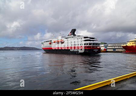 Traghetto costiero norvegese per passeggeri Nordnorge con partenza dal porto interno di Bergen, Norvegia. Passando la nave di rifornimento offshore Saeborg delle Isole faroe a Skolteglu Foto Stock