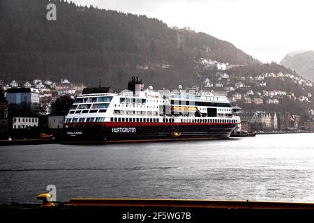 Traghetto costiero per auto e passeggeri Trollfjord al molo Festningskaien, nel porto di Bergen, Norvegia. Una tipica giornata piovosa a Bergen Foto Stock