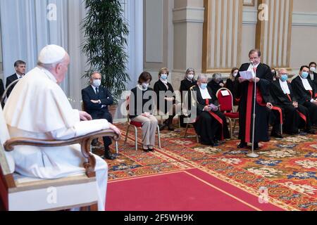 Roma, Italia. 27 Marzo 2021. 27 marzo 2021 : Papa Francesco ha presieduto l'inaugurazione del 92o anno giudiziario del Tribunale dello Stato della Città del Vaticano, alla presenza del Presidente del Tribunale, del Promotore di Giustizia, funzionari, Avvocati, Collaboratori del Tribunale e Presidente del Consiglio dei Ministri del Governo Italiano, Mario Draghi al Vaticano Credit: Agenzia fotografica indipendente/Alamy Live News Foto Stock