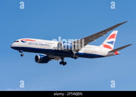 British Airways Boeing 787 aereo di linea a reazione Dreamliner G-ZBJK in finale per atterrare all'aeroporto Heathrow di Londra, Regno Unito, in cielo blu. Compagnia aerea IAG Foto Stock