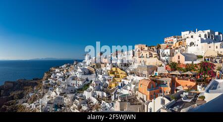 Vista panoramica della città di Oia sull'isola di Santorini in Grecia. Case bianche tradizionali. Famosa destinazione europea vacanza estiva, cielo di mare Foto Stock
