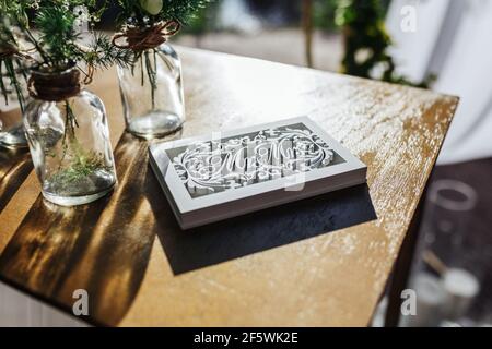 Gli anelli di nozze della sposa e dello sposo in un scatola decorativa in legno Foto Stock