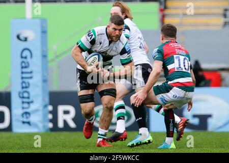 Leicester, Regno Unito. 20 Marzo 2021. LEICESTER, INGHILTERRA. 28 MARZO: Mark Wilson of Newcastle Falcons affronta George Ford durante la partita della Gallagher Premiership tra Leicester Tigers e Newcastle Falcons a Welford Road, Leicester, domenica 28 Marzo 2021. (Credit: Chris Lishman | MI News) Credit: MI News & Sport /Alamy Live News Foto Stock