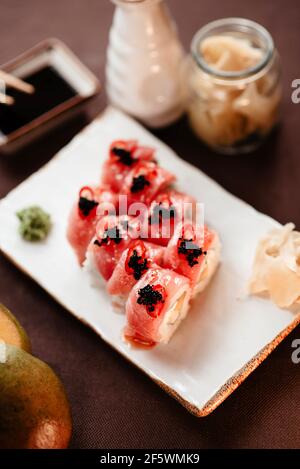 Set di sushi con tonno e caviale nero, splendidamente presentato sul tavolo Foto Stock