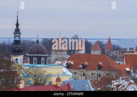 Torri medievali della vecchia Tallinn nel paesaggio urbano in un giorno nuvoloso di marzo. Estonia Foto Stock