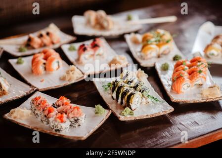 Diversi tipi di set di sushi su piatti di argilla su a. tavolo in un ristorante Foto Stock