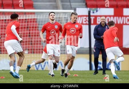 Il riso inglese Declan e Kalvin Phillips si riscaldano prima della partita di qualificazione della Coppa del mondo FIFA 2022 alla National Arena di Tirana, Albania. Data immagine: Domenica 28 marzo 2021. Foto Stock