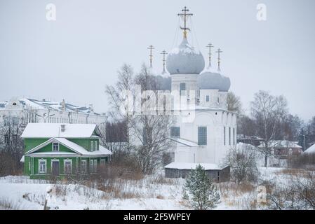 Antica Cattedrale della Trasfigurazione in un giorno nuvoloso di dicembre. Belozersk Cremlino. Regione di Vologda, Russia Foto Stock
