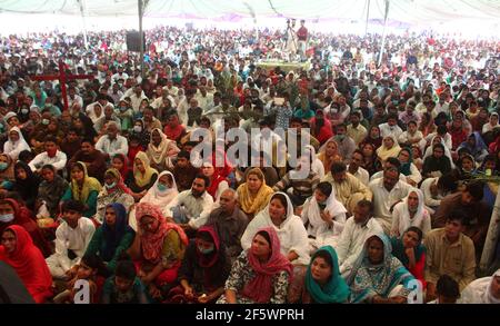 Lahore, Pakistan. 28 Marzo 2021. La comunità cristiana pakistana è impegnata nella preghiera in occasione della domenica delle Palme alla colonia di Bahar della Chiesa FGA a Lahore. La Domenica delle Palme, festa cristiana mobile che cade la Domenica prima di Pasqua. La festa commemora l'ingresso trionfale di Gesù a Gerusalemme, un evento menzionato in ciascuno dei quattro Vangeli canonici. (Foto di Rana Sajid Hussain/Pacific Press) Credit: Pacific Press Media Production Corp./Alamy Live News Foto Stock