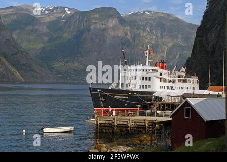 PRINCIPESSA EBRIDEA crociera AURLANDSJORD approacing il grazioso villaggio di UNDREDAL, NORVEGIA Foto Stock