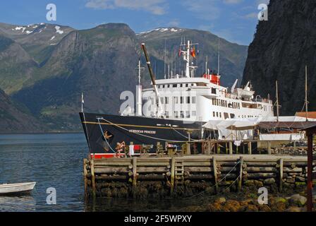 PRINCIPESSA EBRIDEA crociera AURLANDSJORD approacing il grazioso villaggio di UNDREDAL, NORVEGIA Foto Stock