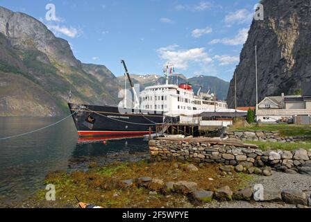 PRINCIPESSA EBRIDEA crociera AURLANDSJORD approacing il grazioso villaggio di UNDREDAL, NORVEGIA Foto Stock