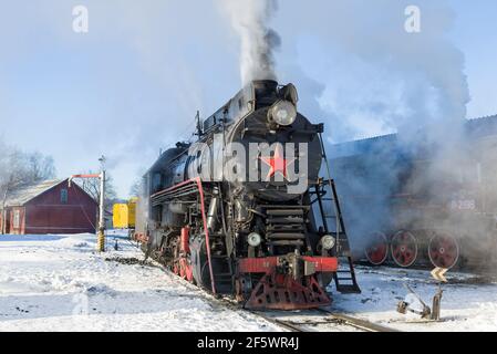 SORTAVALA, RUSSIA - 26 AGOSTO 2021: Locomotiva a vapore della linea principale sovietica LV-0522 sulla stazione in un giorno di marcia gelido Foto Stock