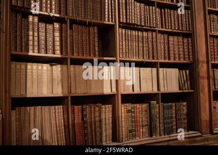 5 ottobre 2019 Vienna, Austria. Vecchia grande biblioteca con molti scaffali. Grande vecchia biblioteca a Vienna. Foto Stock