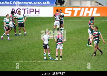 Sam Stuart di Newcastle Falcons e George Ford di Leicester Tigers reagiscono dopo il fischio finale durante la partita della Gallagher Premiership al Mattioli Woods Welford Road Stadium di Leicester. Data immagine: Domenica 28 marzo 2021. Foto Stock