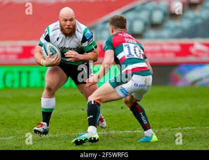 Leicester, Regno Unito. 28 marzo 2021; Mattoli Woods Welford Road Stadium, Leicester, Midlands, Inghilterra; Premiership Rugby, Leicester Tigers contro Newcastle Falcons; Kyle Cooper di Newcastle Falcons affronta George Ford di Leicester Tigers Credit: Action Plus Sports Images/Alamy Live News Foto Stock