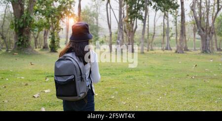 Giovani studenti dell'università che godono di escursioni nel parco e guardare qualcosa quando loro interessanti. Studio, istruzione, università, università, laureati Foto Stock