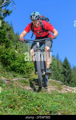 Mountain bike in bicicletta su un unico sentiero Foto Stock