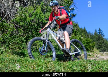 Mountain bike in bicicletta su un unico sentiero Foto Stock