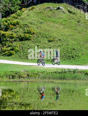 Due amici in bicicletta nella splendida natura alpina Foto Stock