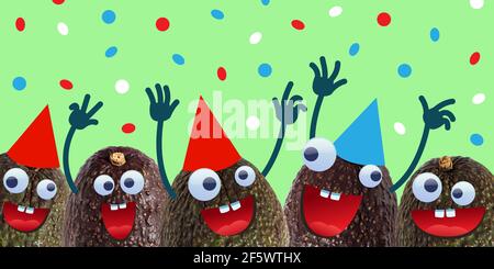 Gruppo di avocado divertente con gli occhi d'oca indossare cappelli da festa divertirsi. Foto Stock