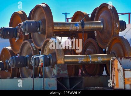 Nuove ruote del treno trasportate su un treno con metallo Catene a El Paso Texas Foto Stock