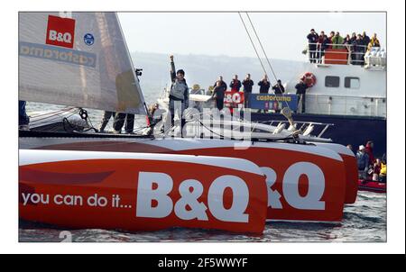 Ellen MacArthur arriva a Falmouth dopo aver infranto il Round The World, non stop a mano singola record.pic David Sandison 8/2/2004 Foto Stock