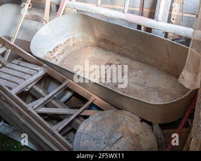 Vecchio bagno di stagno, abbandonato in capannone. Foto Stock