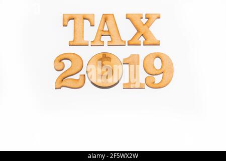 Imposte per l'anno 2019 - concetto. Sfondo bianco Foto Stock