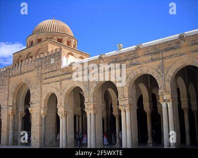 La Moschea di Uqba, conosciuta anche come la Grande Moschea, fu costruita da ʿUqba b. Nāfiʿ dal 670 e fu considerato un modello per tutte le successive moschee del Maghreb. Foto Stock