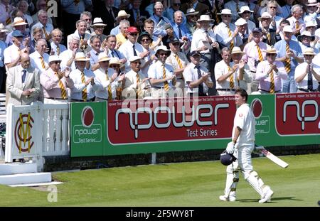 ROBERT KEY SI SPEGNE DOPO AVER SCATTATO LA FOTO DAVID ASHDOWNGOLF Test Cricket Foto Stock