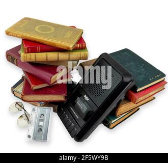 Radio audio retrò moderna e backstage di vecchi libri d'epoca inglesi sfondo bianco Foto Stock