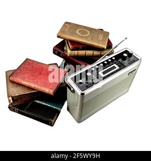Radio audio retrò moderna e backstage di vecchi libri d'epoca inglesi sfondo bianco Foto Stock