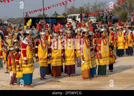 Shillong, Meghalaya, India. 28 Marzo 2021. Prople ha visto il loro abbigliamento tradizionale durante la cerimonia di ballo di Nongkrem tenuta al distretto di East Khasi Hills del villaggio di Mawmyrsiang a Meghalaya, India. Il Nongkrem Dance Festival viene eseguito per placare la potente Dea Ka Blei Synshar per una ricca raccolta di paraurti e la prosperità della gente. Credit: Vikramjit Kakati/ZUMA Wire/Alamy Live News Foto Stock