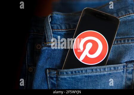 In questa immagine è presente un logo Pinterest visualizzato su uno smartphone. Foto Stock