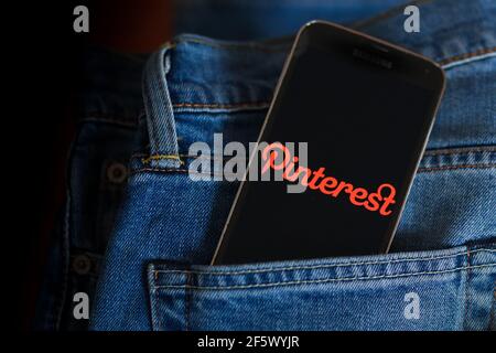 In questa immagine è presente un logo Pinterest visualizzato su uno smartphone. Foto Stock