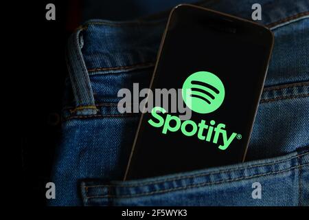 In questa illustrazione fotografica viene visualizzato il logo di un'app musicale Spotify sullo smartphone. Foto Stock