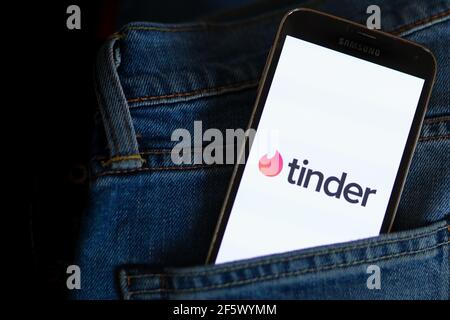 In questa illustrazione fotografica viene visualizzato un logo dell'app Tinder dating sullo smartphone. Foto Stock
